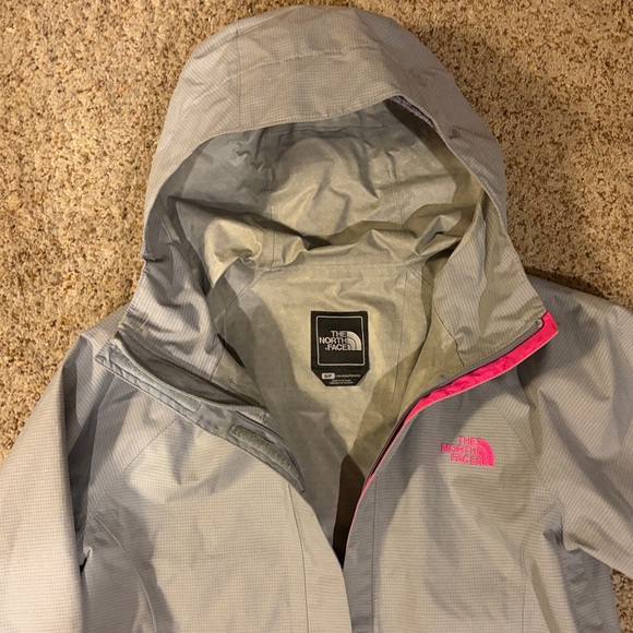The North Face Women's Gray Rain Jacket with Pink Highlights never worn - Picture 5 of 8